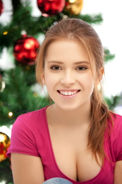 Femme heureuse et souriante avec arbre de Noël — Photo