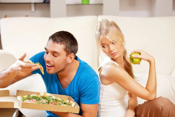 Пара їсть різні продукти харчування — стокове фото