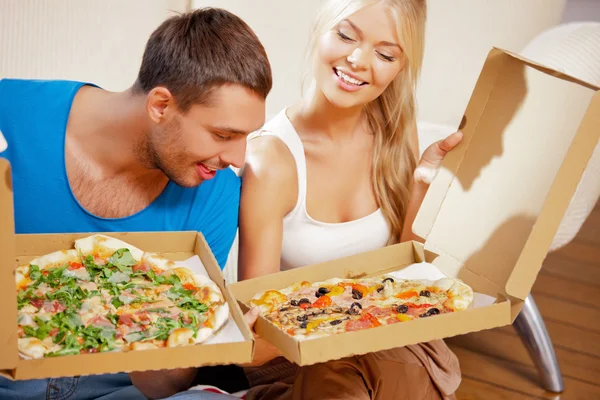 Romantisch paar pizza eten thuis Rechtenvrije Stockfoto's