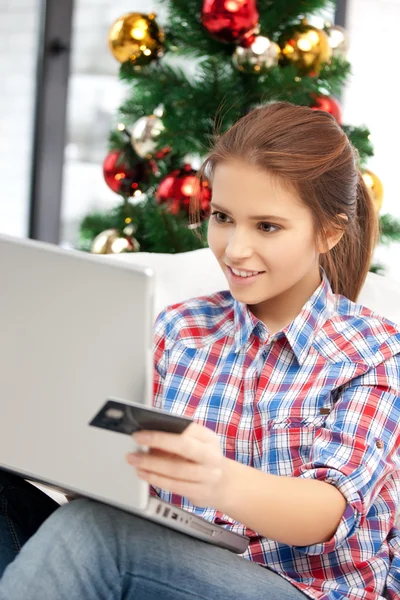 Vrouw met laptopcomputer en credit card — Stockfoto