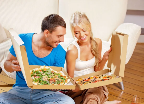 Casal romântico comer pizza em casa Fotografia De Stock