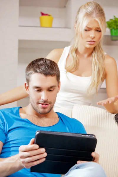 Couple avec tablette PC — Photo
