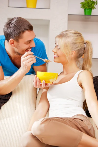 Casal feliz em casa — Fotografia de Stock