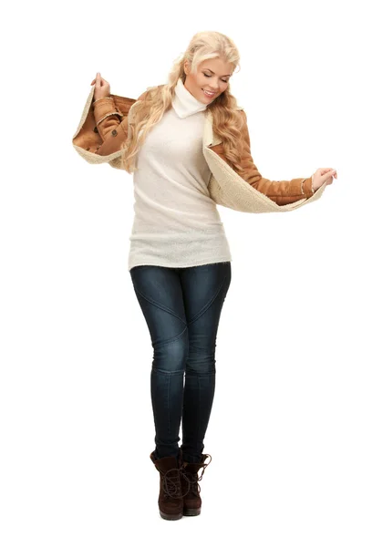 Mulher em casaco de pele de carneiro — Fotografia de Stock