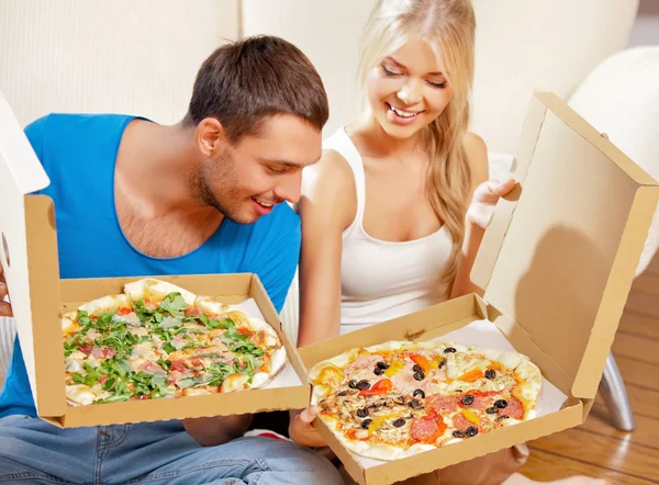 Romantiska par äta pizza hemma — Stockfoto