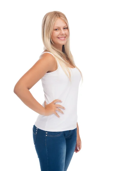 Усміхнена дівчина-підліток у порожній білій футболці — стокове фото