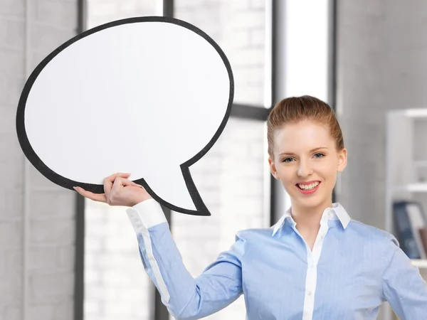 Mujer de negocios sonriente con burbuja de texto en blanco — Foto de Stock