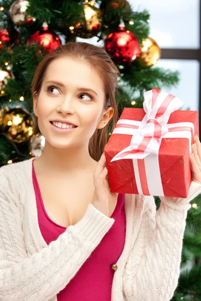 Mulher feliz com caixa de presente e árvore de Natal — Fotografia de Stock