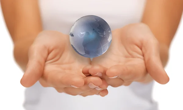 Donna mani tenendo globo terra — Foto Stock