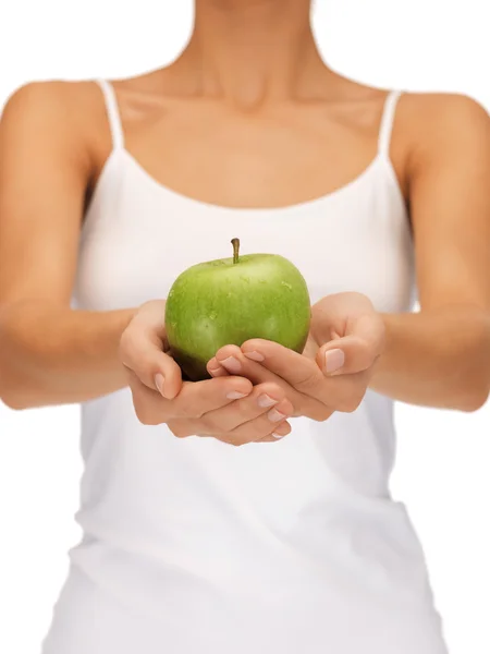 Manos femeninas con manzana verde — Foto de Stock