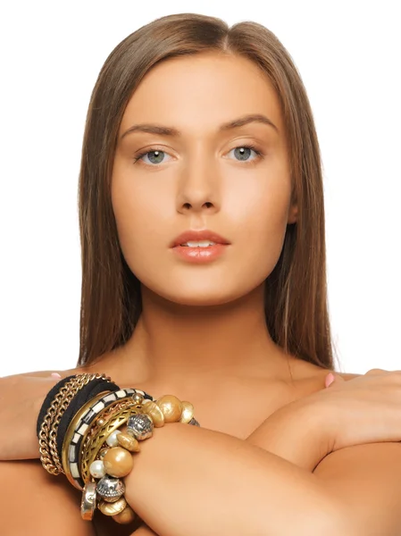 Schöne Frau mit Armbändern — Stockfoto