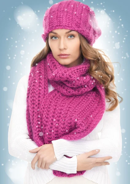 Beautiful woman in winter hat — Stock Photo, Image