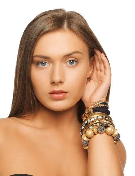 Mooie vrouw met armbanden — Stockfoto