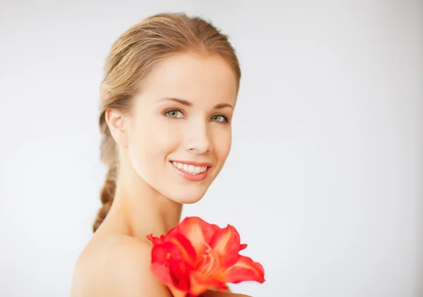 Schöne Frau mit Lilienblüte — Stockfoto