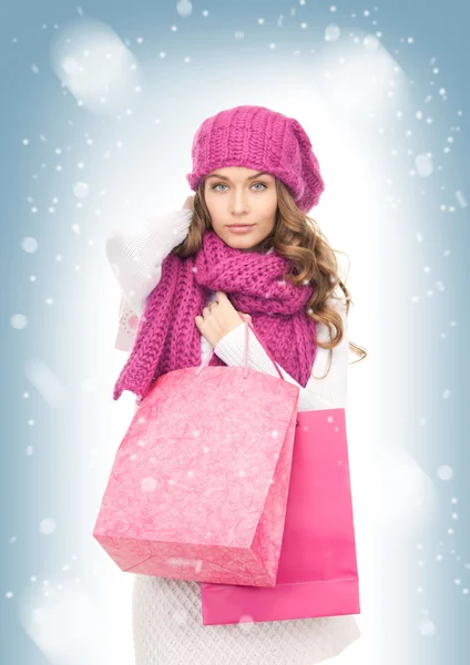 Schöne Frau mit Wintermütze — Stockfoto
