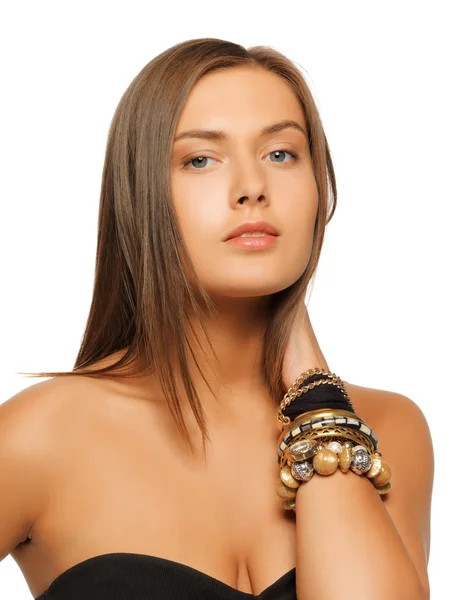 Vacker kvinna med armband — Stockfoto