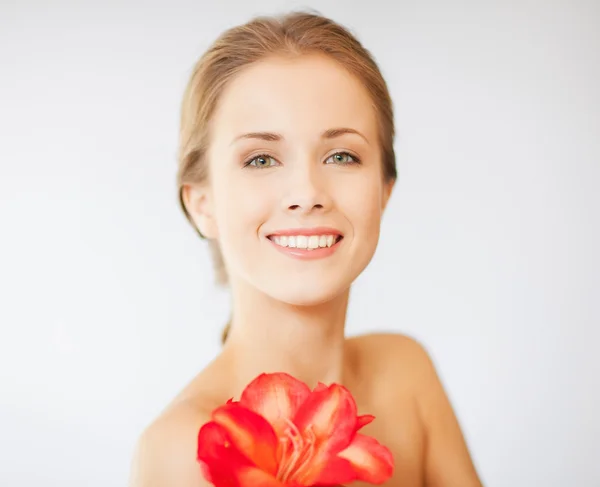 Krásná žena s lily květina — Stock fotografie
