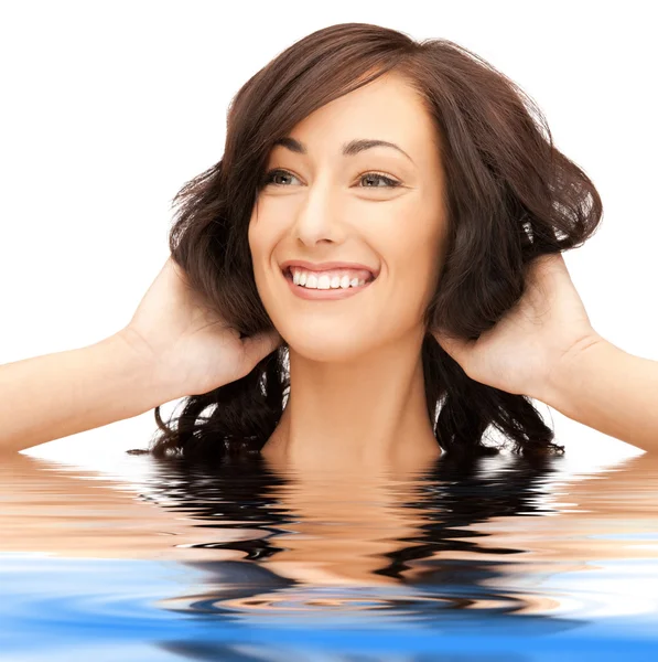 Mujer hermosa en el agua — Foto de Stock