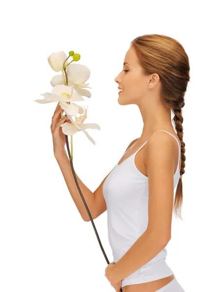 Mujer encantadora con flor de orquídea — Foto de Stock