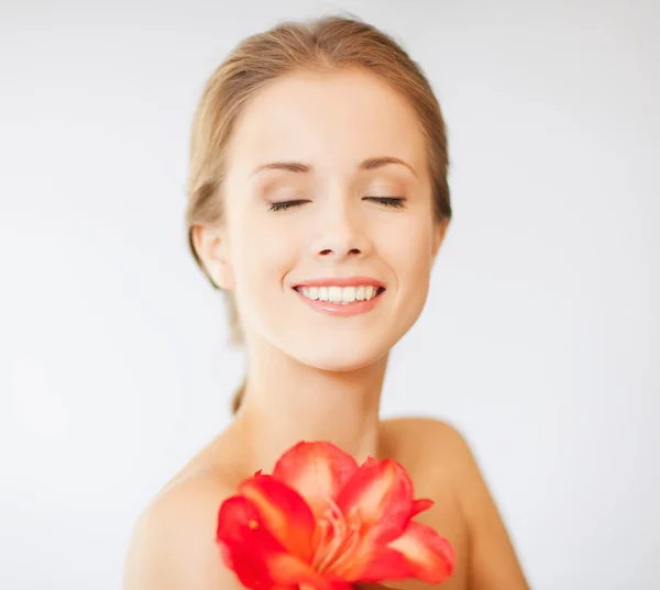 Mujer encantadora con flor de lirio — Foto de Stock