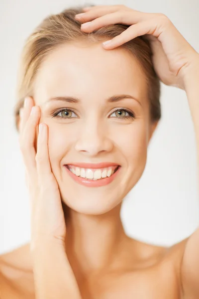 Rostro y manos de mujer hermosa — Foto de Stock