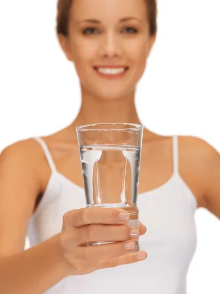 Mani di donna che tengono il bicchiere d'acqua — Foto Stock