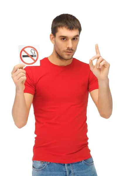 Uomo in camicia rossa con segno di non fumare — Foto Stock