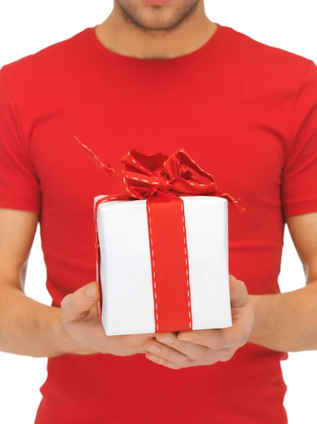 Las manos del hombre sosteniendo caja de regalo — Foto de Stock