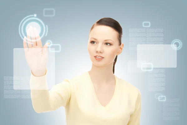 Geschäftsfrau arbeitet mit Touchscreen — Stockfoto