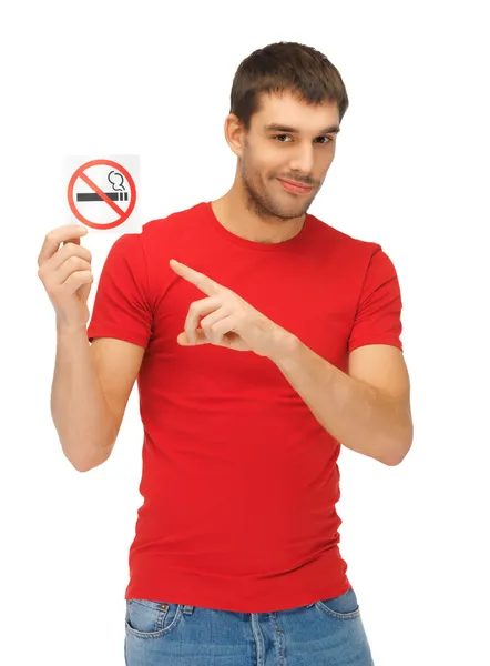 Hombre con camisa roja sin signo de fumar —  Fotos de Stock