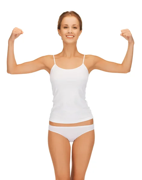 Kvinna i bomull undrewear böja hennes biceps — Stockfoto