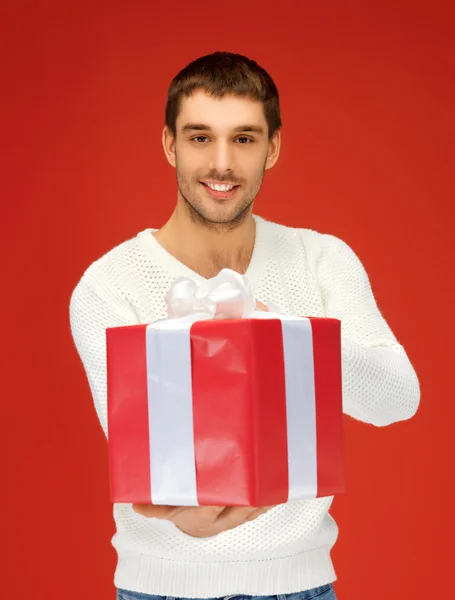 Hombre guapo con un regalo — Foto de Stock