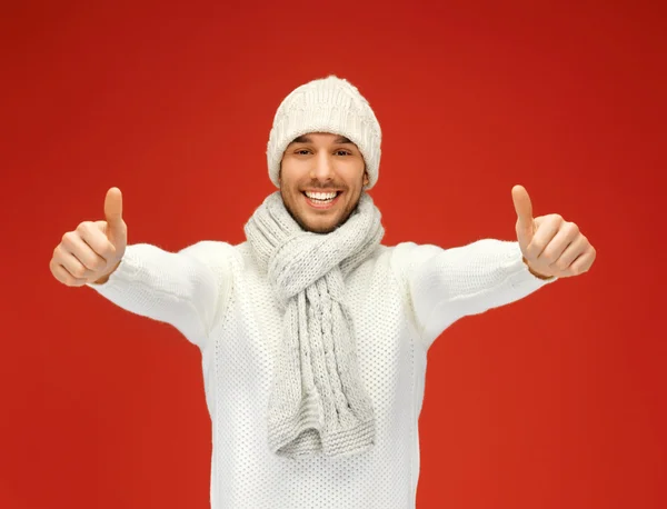 Hombre guapo en suéter caliente, sombrero y bufanda —  Fotos de Stock