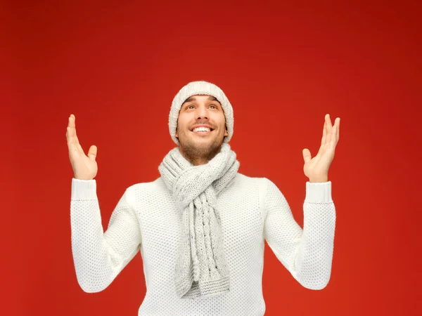 Hombre guapo en suéter caliente, sombrero y bufanda — Foto de Stock