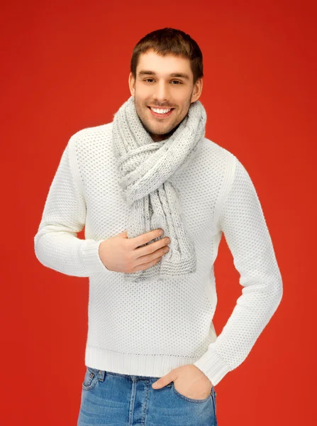 Pohledný muž v teplý svetr a šátek — Stock fotografie