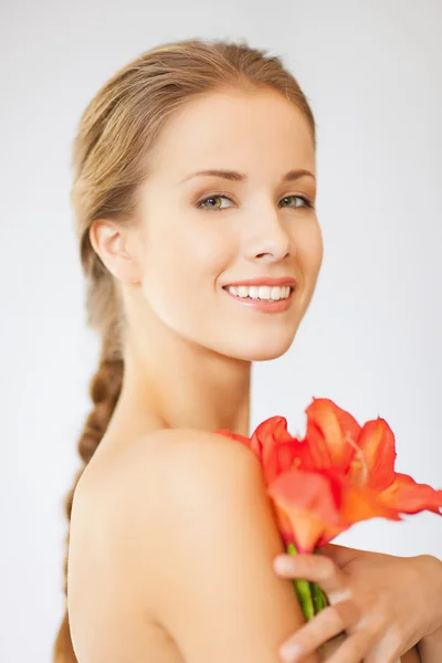 Mulher encantadora com flor de lírio — Fotografia de Stock