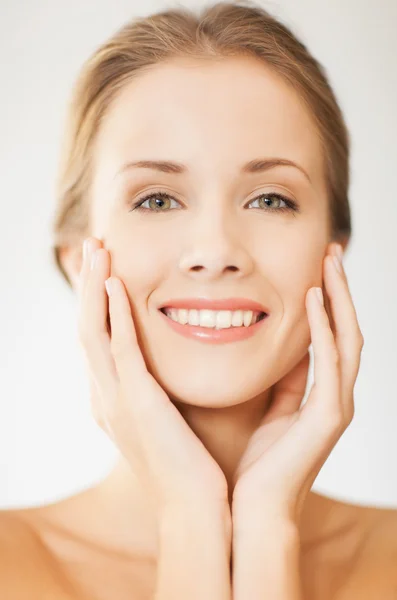 Rostro y manos de mujer hermosa — Foto de Stock