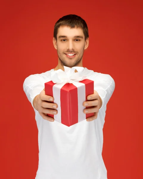 Pohledný muž s dárkem — Stock fotografie