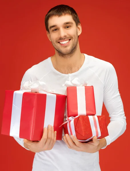 Hombre sosteniendo muchas cajas de regalo — Foto de Stock