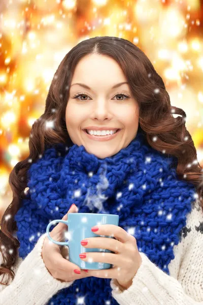 Mujer con taza azul —  Fotos de Stock