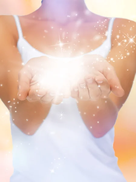 Magiska twinkles på kvinnliga händer — Stockfoto