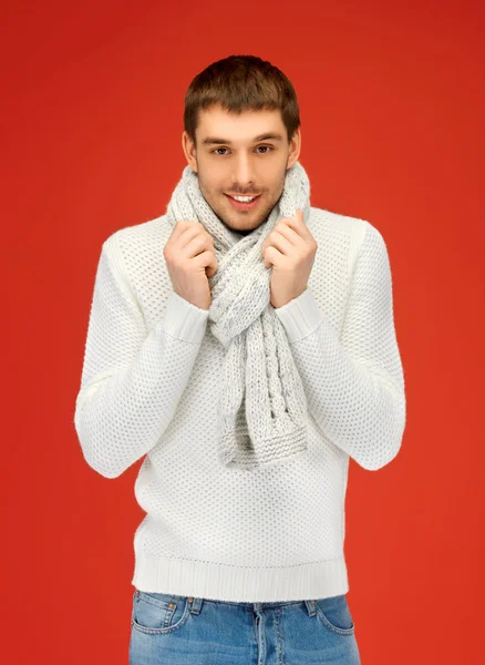 Schöner Mann in warmem Pullover und Schal — Stockfoto