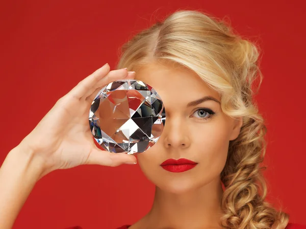 Mulher encantadora com grande diamante — Fotografia de Stock