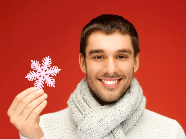 Uomo in maglione caldo e sciarpa con fiocco di neve — Foto Stock
