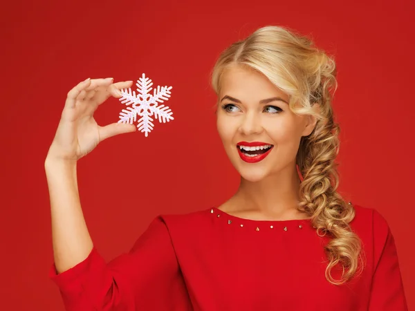 Mulher encantadora em vestido vermelho com floco de neve — Fotografia de Stock