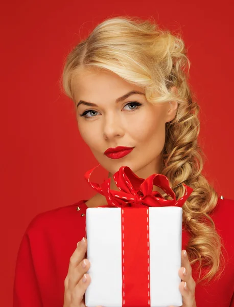 Preciosa mujer en vestido rojo con regalo — Foto de Stock