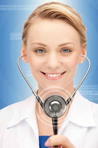 Atractiva doctora con estetoscopio —  Fotos de Stock
