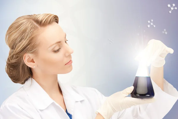 Trabalhador de laboratório segurando tubo de ensaio — Fotografia de Stock