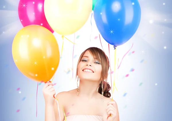 Glückliches Teenager-Mädchen mit Luftballons — Stockfoto