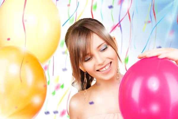 Menina adolescente feliz com balões — Fotografia de Stock